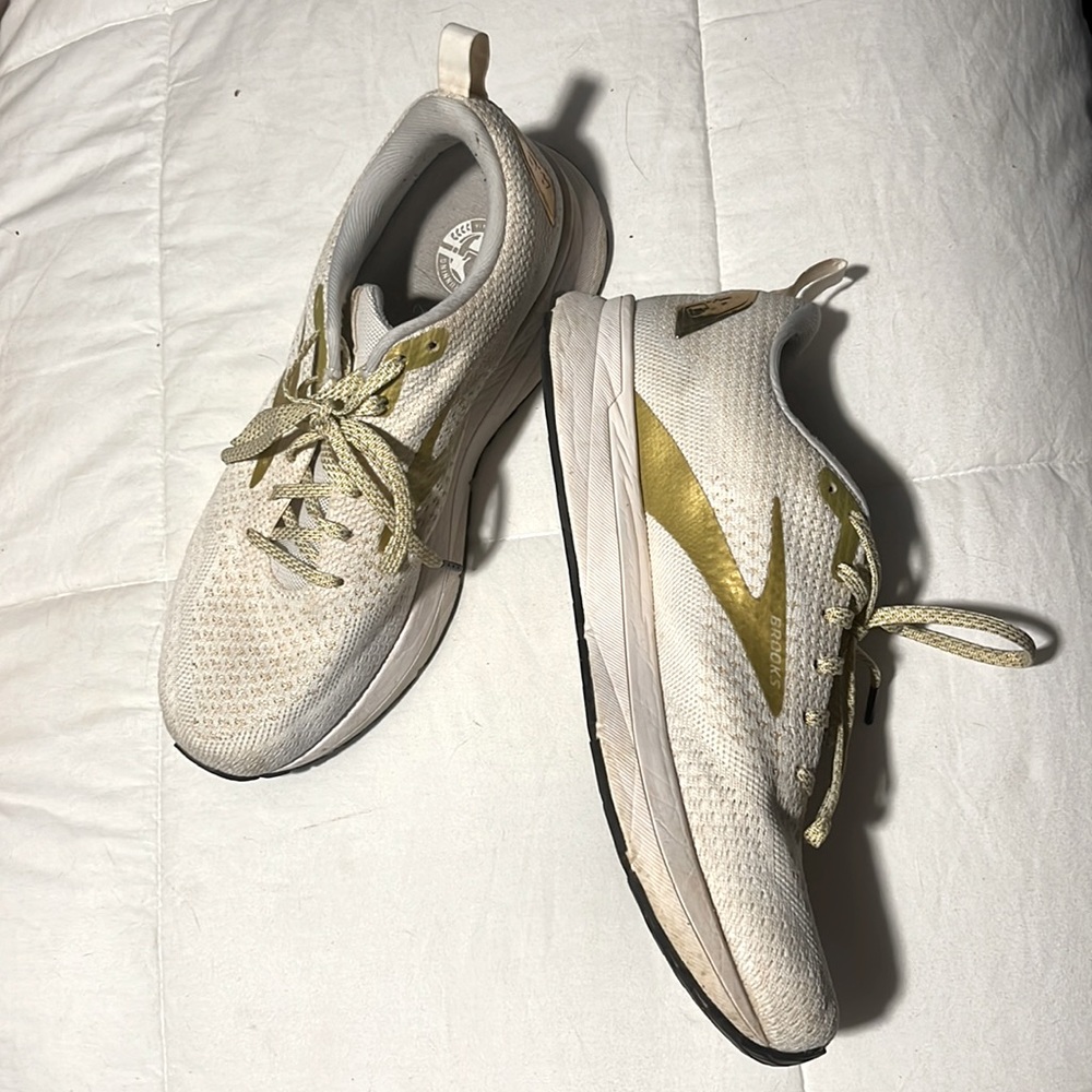 Brooks Revel 4 Gold Running Shoes Sneakers Women’s size 8.5